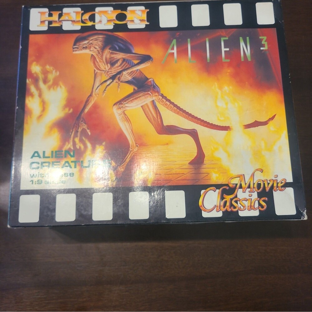 Halcyon Movie Classics 1/9 Alien 3  Creature with Base HAL11 model kit - New